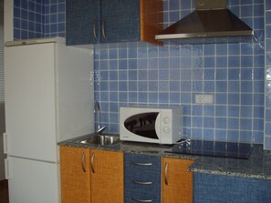 Cafeteira/chaleira, geladeira, micro-ondas, cooktop
