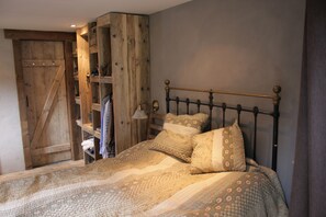 3 makuuhuonetta, silitysrauta/-lauta, Wi-Fi, vuodevaatteet