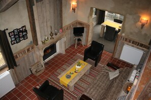 Televisio, takka, DVD-soitin, kirjoja