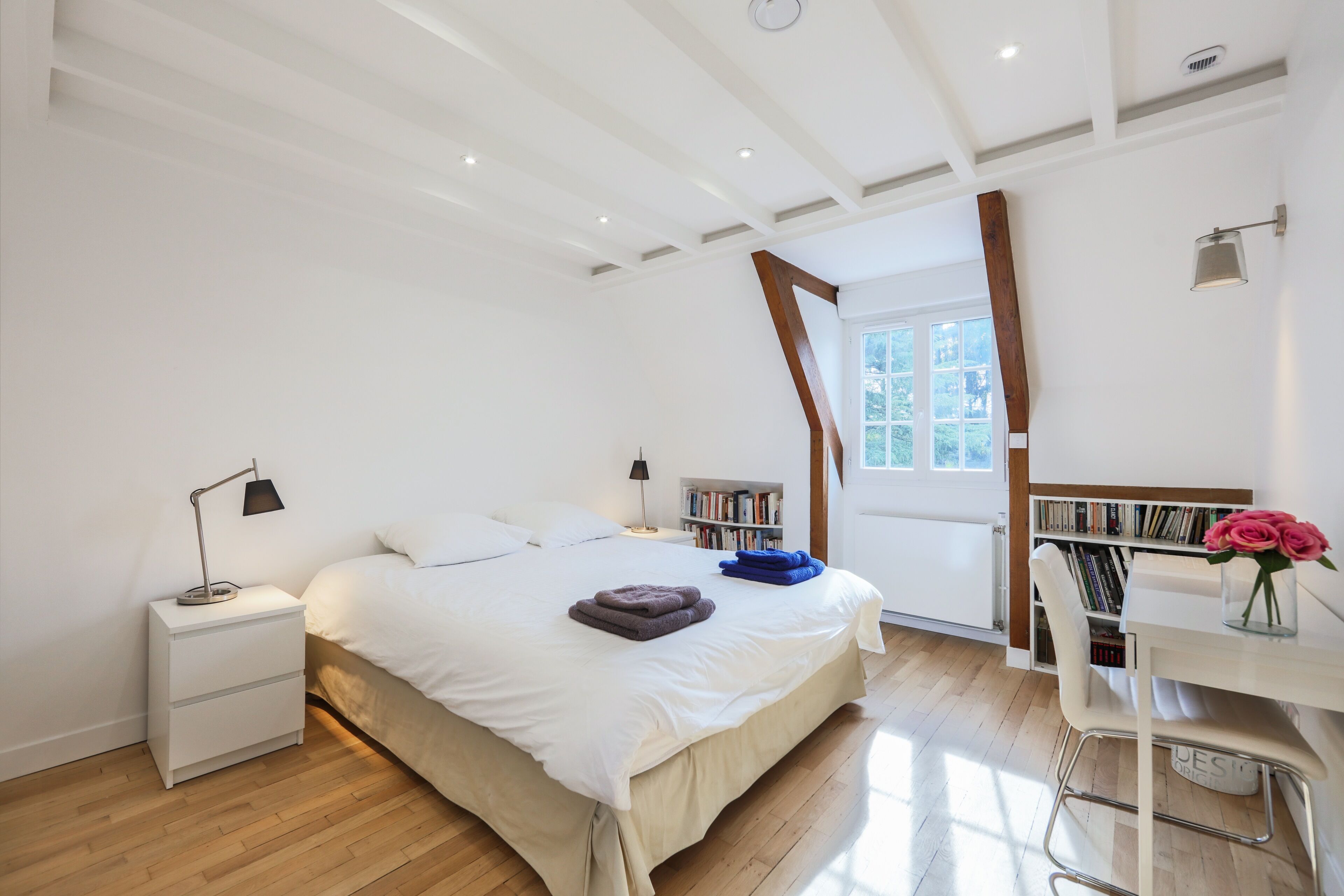 6 bedrooms, desk, iron/ironing board, travel cot