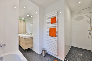 Duschwanne, Haartrockner, Handtücher, Toilettenpapier