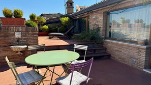 Outdoor dining - Apartment in the center of Assisi - large rooftop terrace and fabulous views (Assisi)