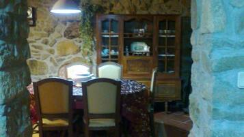 电视、壁炉、桌上足球、书