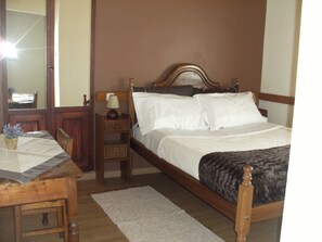 3 makuuhuonetta, silitysrauta/-lauta, ilmainen Wi-Fi, vuodevaatteet