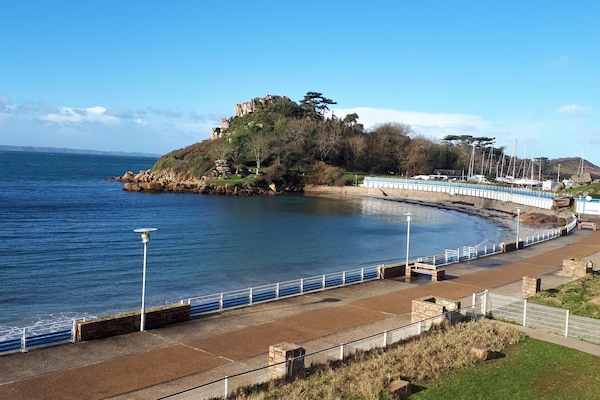 vue de la terrasse sur la promenade front de mer