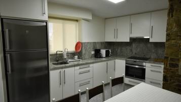 Geladeira, micro-ondas, fogão, cooktop