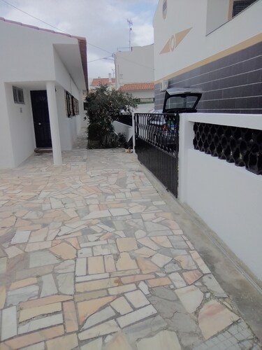 Ground floor 75m², garden, quiet 300m from the beach, air-conditioned, pet friendly