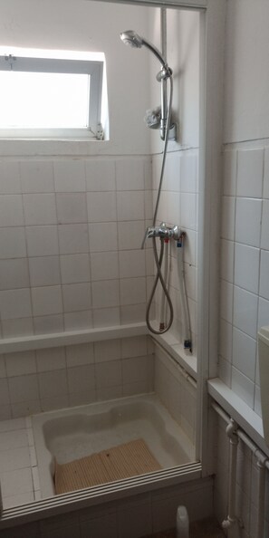 Doccia, asciugacapelli, asciugamani, carta igienica