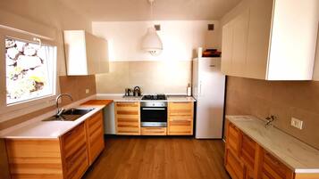 Refrigerador, microondas, horno y cafetera y tetera