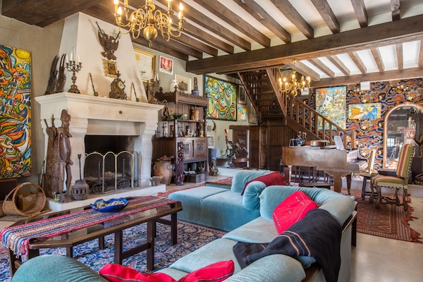 Fernseher, TischfuĂball, Tischtennisplatte, BĂŒcher