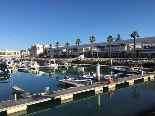 Apartment With Beautiful Views Of The Beach And Marina Overlooking Private Pools