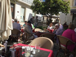 Outdoor dining - Apartment With Beautiful Views Of The Beach And Marina Overlooking Private Pools (MEIA PRAIA)