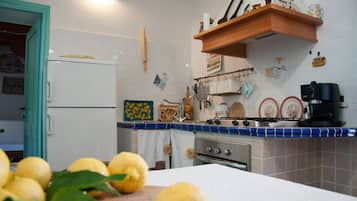 Réfrigérateur, four, plaque de cuisson, cafetière/bouilloire