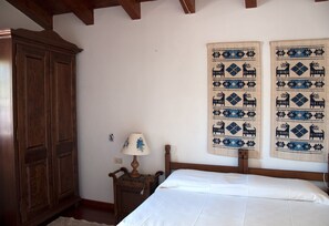 3 bedrooms, travel cot, free WiFi, bed sheets - Fluminimaggiore: House with garden (Fluminimaggiore)