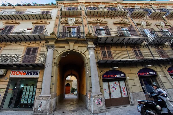 المنشأة من الخارج