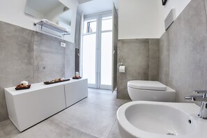 مجففات شعر، مناشف، صابون، ورق حمّام