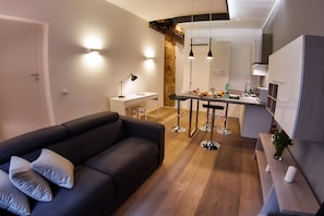 Smart TV, libros y biblioteca musical