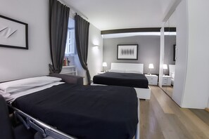 1 غرفة نوم وخزنة داخل الغرفة ومكتب ومكواة/لوح كي