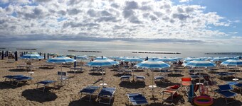 20 meters from the beach, Large 3-room apartment in the center