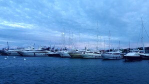 A marina with multiple yachts docked. - Suitable. Bright 10 min from the BEACH walking and 3 min from the PORT (València)
