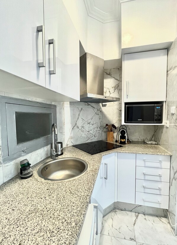 Frigorífic, microones, cafetera i tetera i bullidora elèctrica 