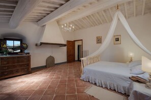 5 bedrooms, iron/ironing board