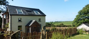 Bwthyn Bran, 1-bed cosy cottage on the edge of the Preseli hills. Pet friendly