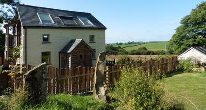 Bwthyn Bran, 1-bed cosy cottage on the edge of the Preseli hills. Pet friendly