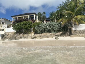 På stranden