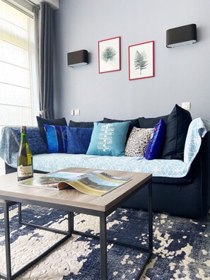 Téléviseur, table de ping-pong, livres