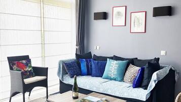 Televisie, een tafeltennistafel en boeken