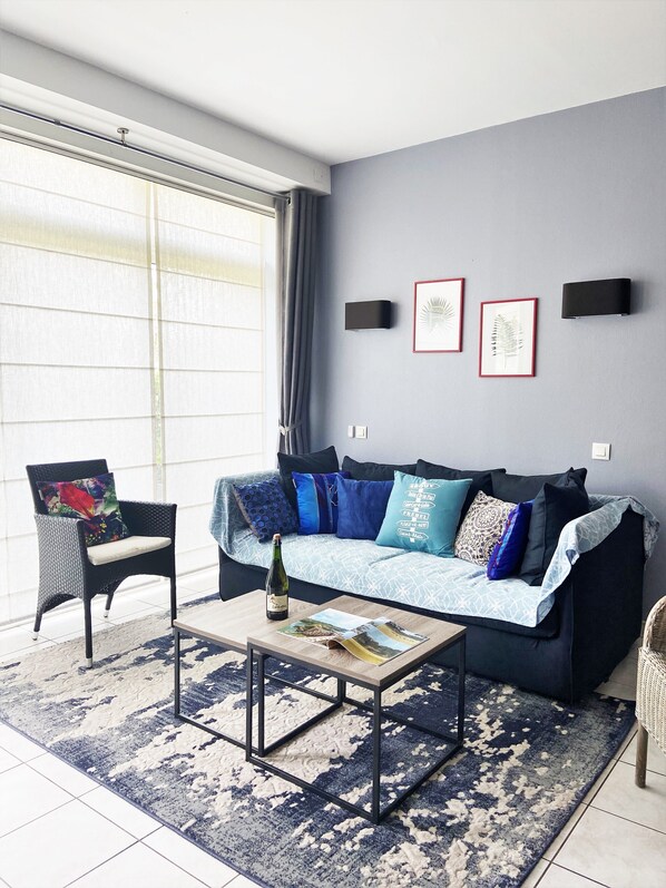 Téléviseur, table de ping-pong, livres