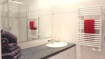 Douche, serviettes fournies