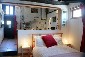 1 bedroom, iron/ironing board, travel cot, free WiFi - Rustic loft in rural village 25 minutes south of Carcassonne (Escueillens-Et-Saint-Just-De-Bélengard)