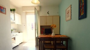 Réfrigérateur, four, tables à manger