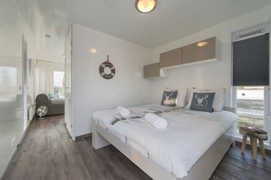 1 bedroom, WiFi, bed sheets - Private island: enjoy Burgundian Maastricht and the peace on the water (Maastricht)