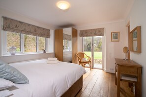4 bedrooms, Egyptian cotton sheets, iron/ironing board, free WiFi - RIVERSIDE COTTAGE STUNNING LOCATION WITH HOT TUB (Lake District National Park)