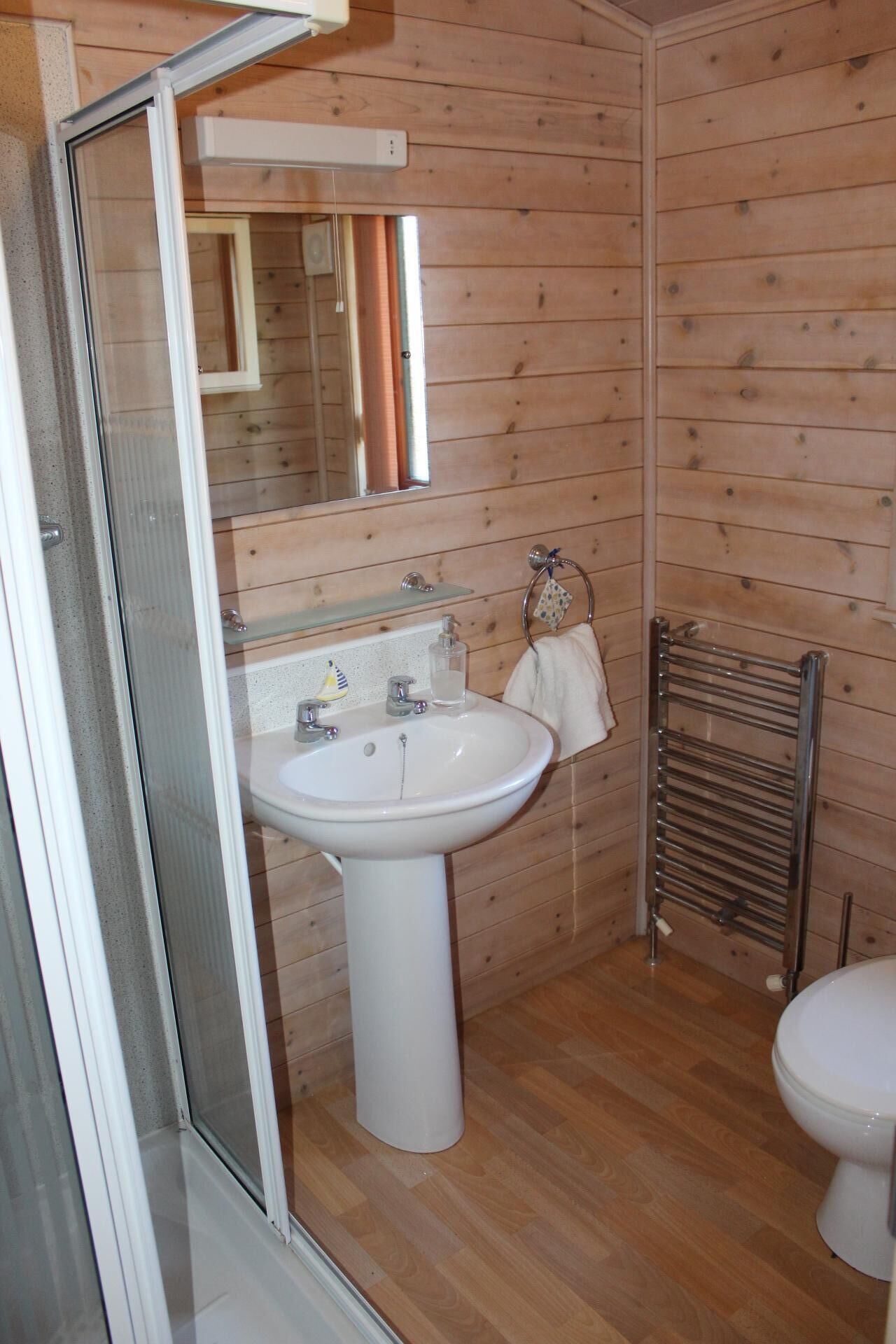 Combined shower/bathtub, hair dryer