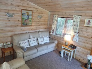 TV, fireplace - 5* Shorefield Park - Fantastic 3 Bed Lodge (Sleeps 6) - Private WIFI (Milford on Sea)
