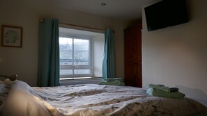3 bedrooms, iron/ironing board, free WiFi, bed sheets - THE NOOK, a cosy 3 bed cottage, newly renovated & pet friendly in Tideswell (Tideswell, Derbyshire)