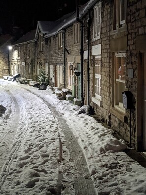 Property grounds - THE NOOK, a cosy 3 bed cottage, newly renovated & pet friendly in Tideswell (Tideswell, Derbyshire)