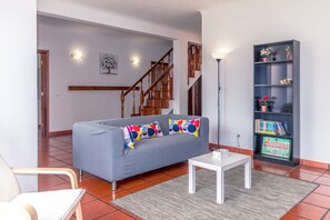 Flat-screen TV, fireplace, books, stereo - Casa do Norte (AL) - A dream vacation in Terceira Island (Biscoitos)