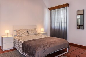 5 bedrooms, iron/ironing board, free WiFi, bed sheets