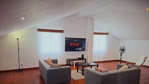 Flat-screen TV, fireplace, books, stereo