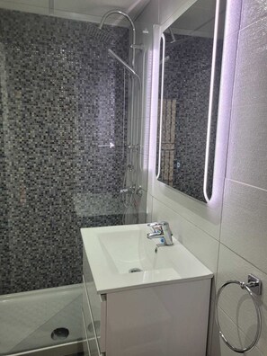 Dusche, Haartrockner, Handtücher