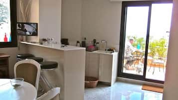 Køleskab, mikrobølgeovn, ovn, kogeplade