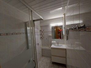 Ensemble baignoire-douche, séchoir à cheveux, serviettes fournies