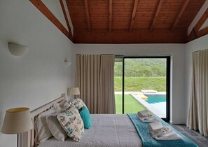 4 habitaciones, tabla de planchar con plancha y cuna de viaje 