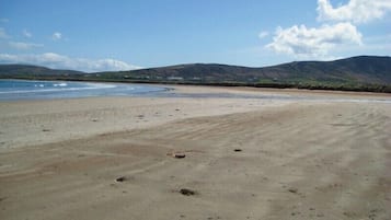 Playa en los alrededores, camastros y toallas de playa 