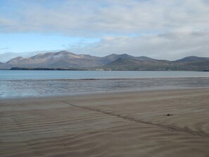 Beach nearby, sun loungers, beach towels - New cottage beside golf course on Dingle Penninsula, Atlantic views (Dingle)